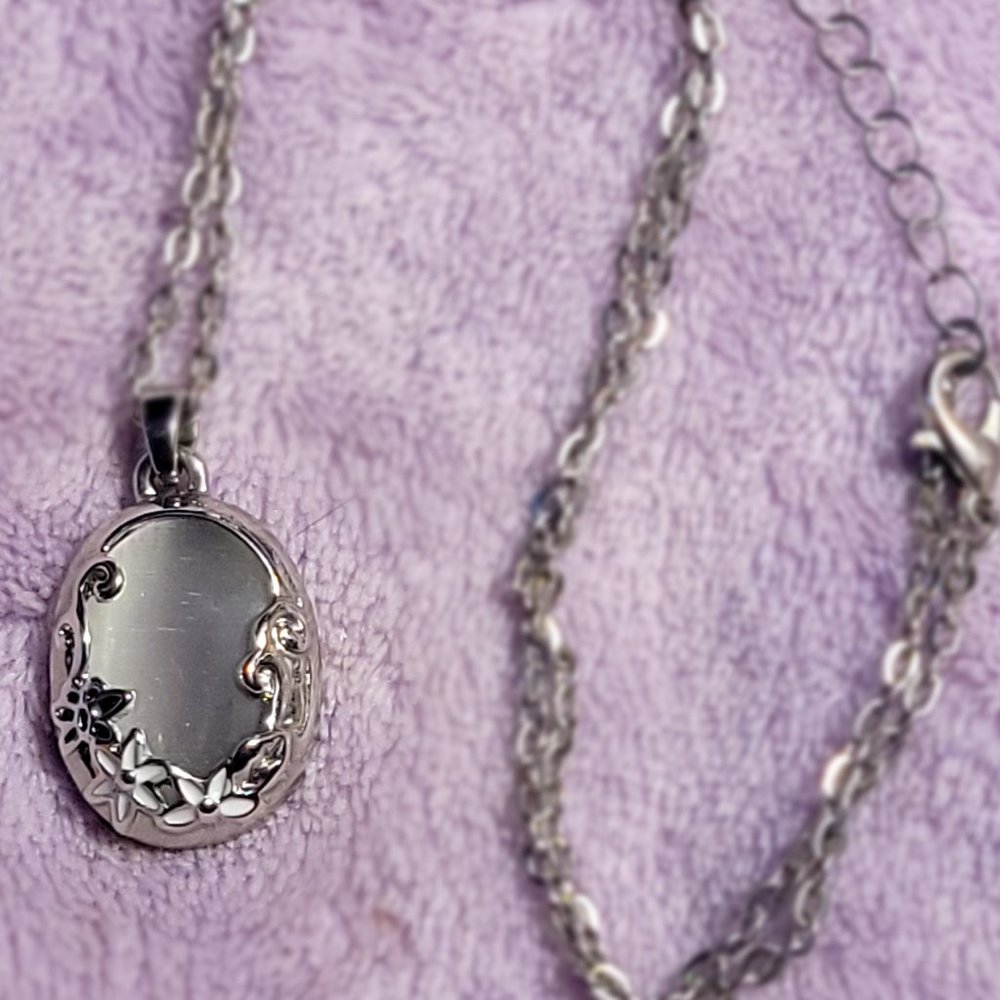 NIB - Beautiful cat eye 🌻 Silver Tone 🌻Moonstone 🌻 Enamel 🌻 Flowers 🌻Oval
